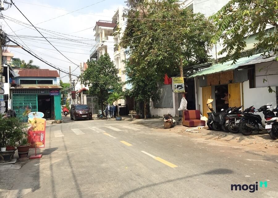 Nhà phố mặt tiền quận Tân Phú với vị trí cận lộ tạo nhiều thuận tiện cho người sở hữu.