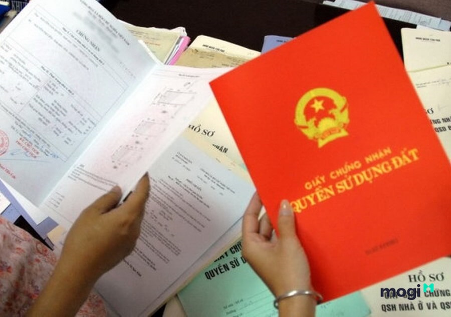 Thủ tục mua bán đất bao gồm giấy chứng nhận quyền sở hữu, quyền sử dụng mảnh đất đó.