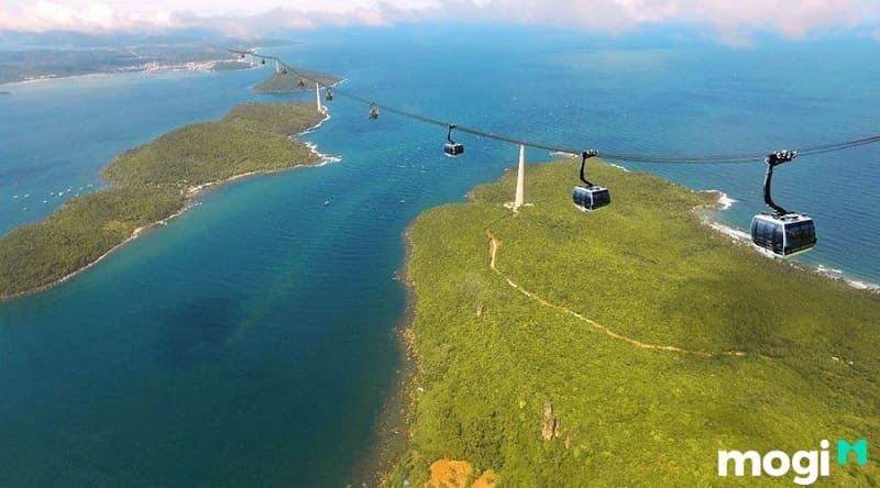 Thời gian bạn ngồi cáp treo để di chuyển từ ga đầu đến ga cuối là 15 phút.