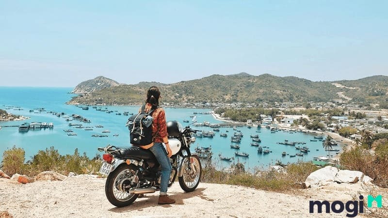 Di chuyển bằng xe máy dành cho những bạn trẻ thích phượt.