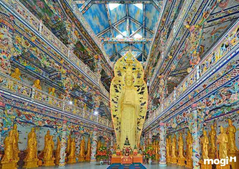 Tượng Phật bê tông tại Chùa Linh Phước