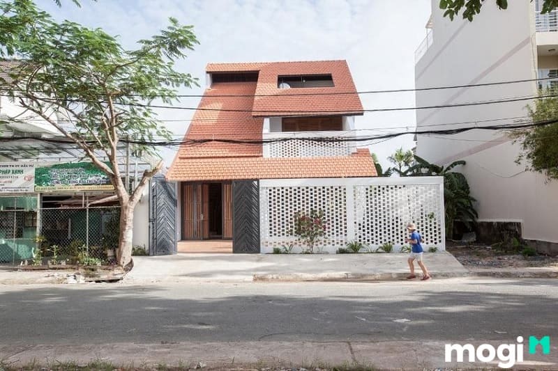 Mẫu nhà mái ngói đẹp có 3 tầng khá độc đáo và ấn tượng.