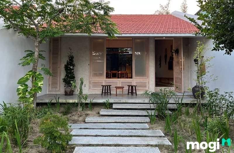 Mẫu nhà mái ngói truyền thống xen lẫn với kiến trúc hiện đại.