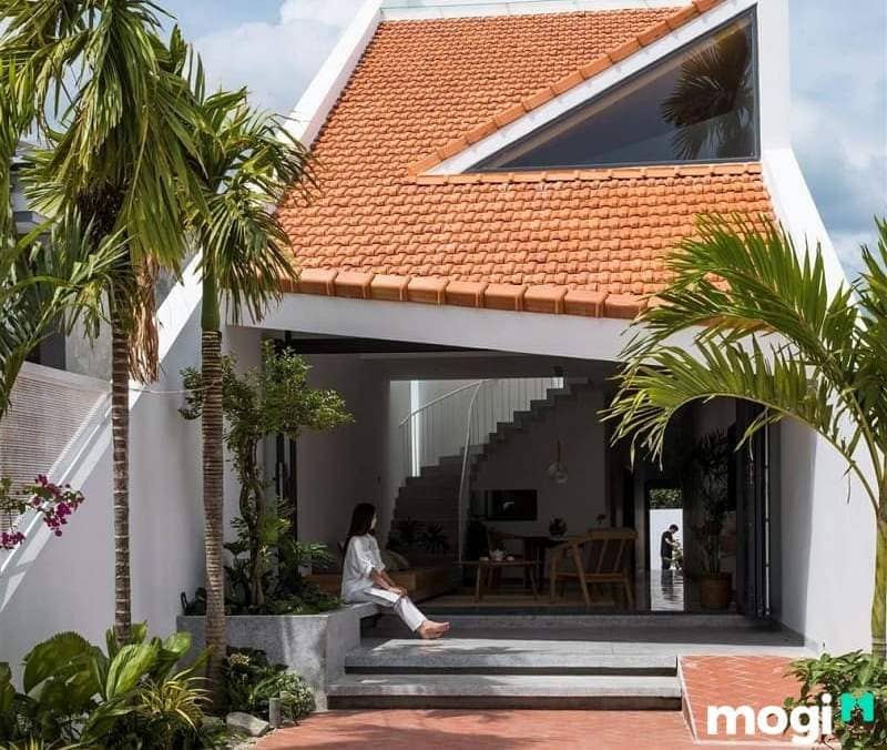 Một mẫu nhà mái ngói truyền thống lẫn hiện đại với không gian mở.
