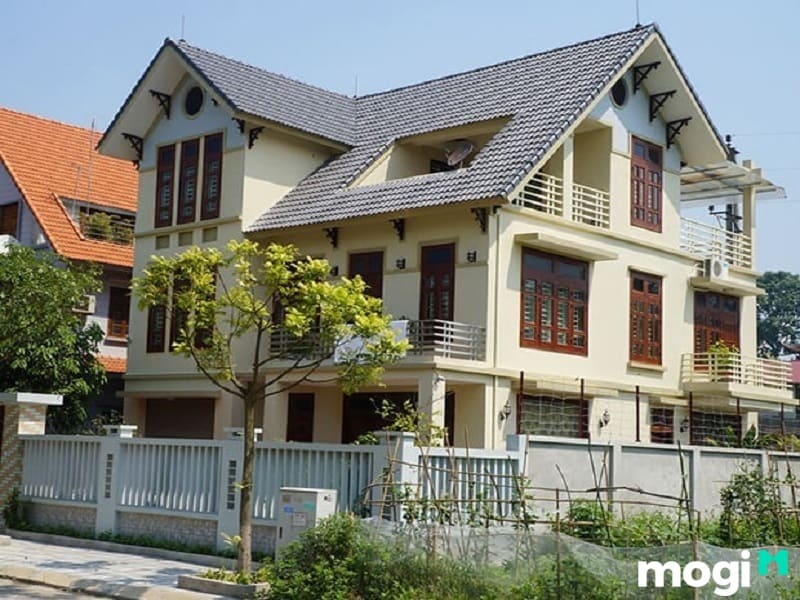 Phần mái ngói sẽ giúp cho biệt thự có sự tinh tế, sang trọng