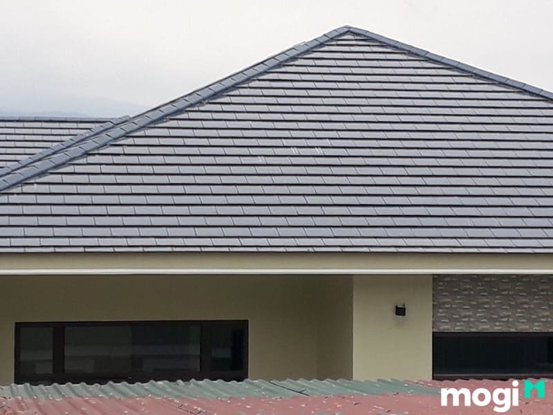 Nhà mái ngói phẳng.