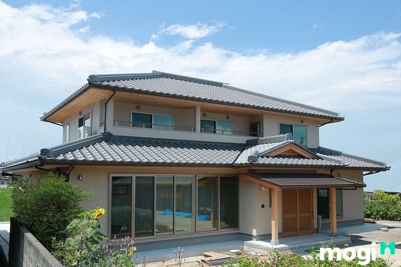 Mẫu nhà 2 tầng mái ngói thoáng mát.