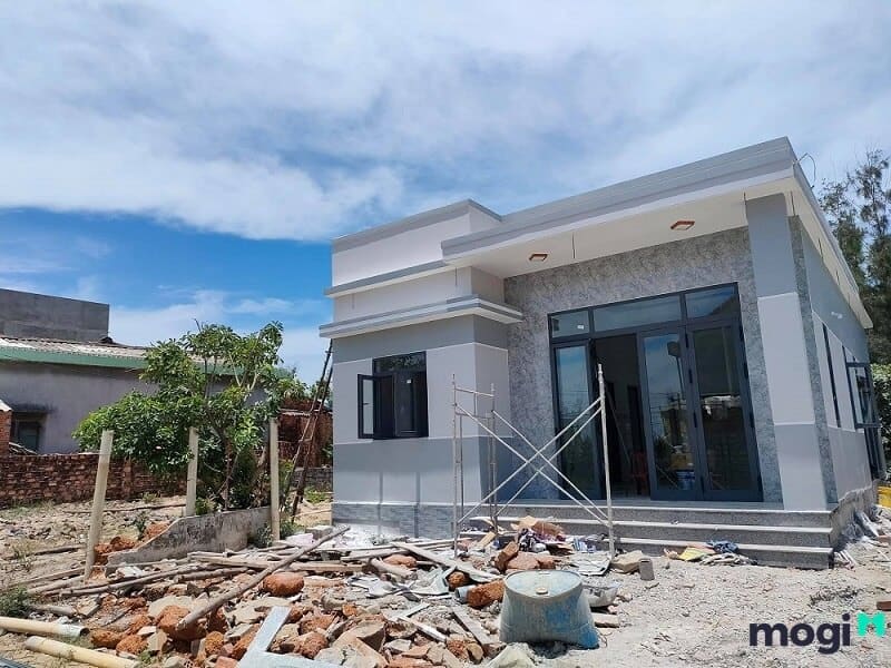 Nhà màu xanh xám hợp gia chủ mang mệnh Thủy và Kim.