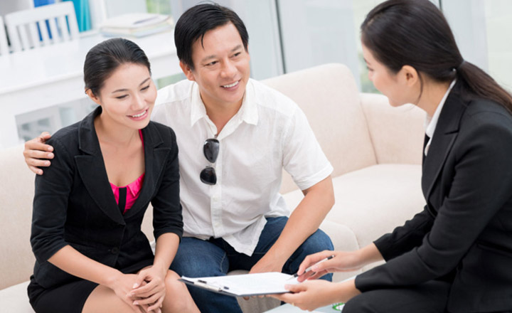 Người làm nghề môi giới luôn xuất hiện với những bộ vest sơmi lịch sự, chỉn chu và hào nhoáng.