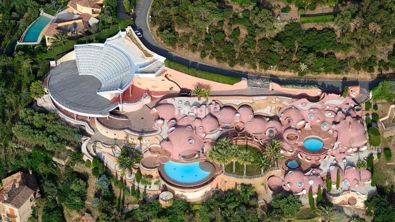 Dinh thự Palais Bulles có hình bong bóng hồng đào