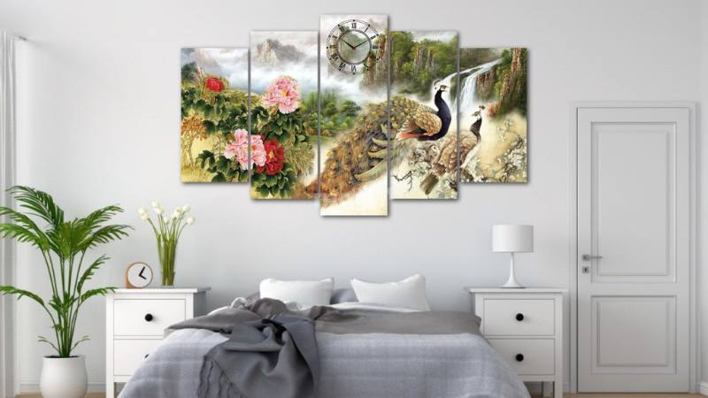 Trang trí thêm tranh ảnh để phòng ngủ cho nữ trở nên nổi bật