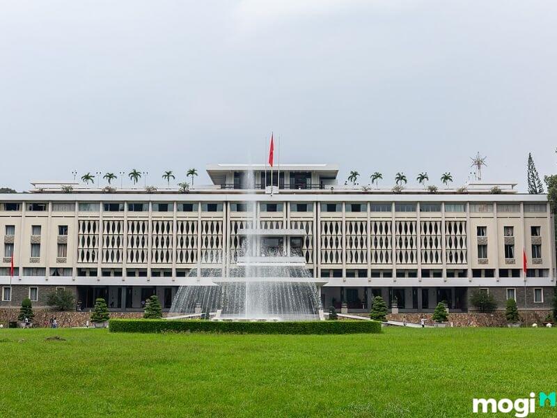 Dinh Độc Lập - một trong những công trình lịch sử nổi bật của quận 1