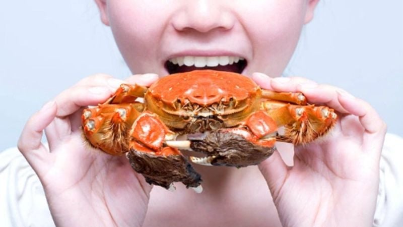 Mơ thấy cua là điềm lành hay dữ? Giải mã chi tiết giấc mơ 6 Mơ ăn cua