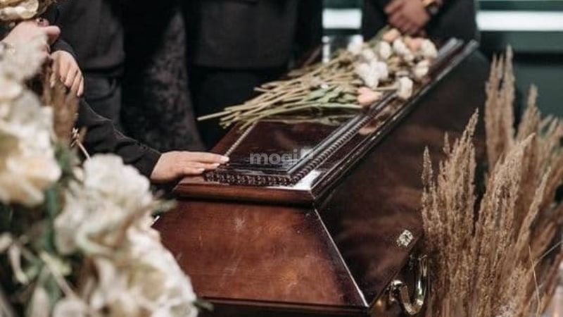 Mơ thấy đám tang là điềm lành hay dữ? Giải mã chi tiết giấc mơ 3 Mơ thấy đám ma người thân
