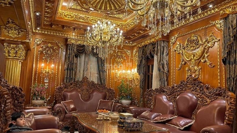 Lâu đài Con Gà Vàng nổi bật giữa lòng Thủ đô