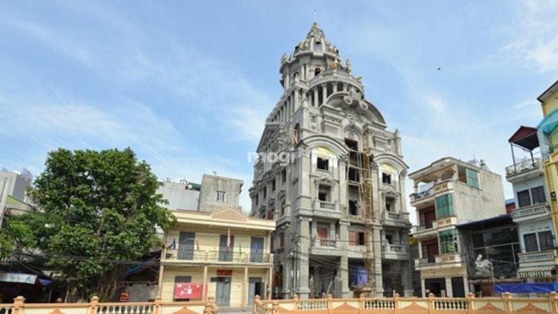 Lâu đài Con Gà Vàng nổi bật giữa lòng Thủ đô