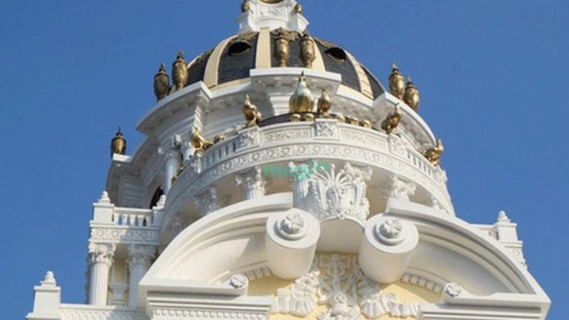 Lâu đài Con Gà Vàng nổi bật giữa lòng Thủ đô