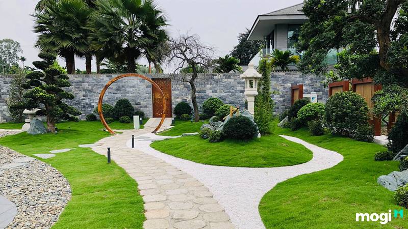Sân vườn tạo không gian xanh, tối giản