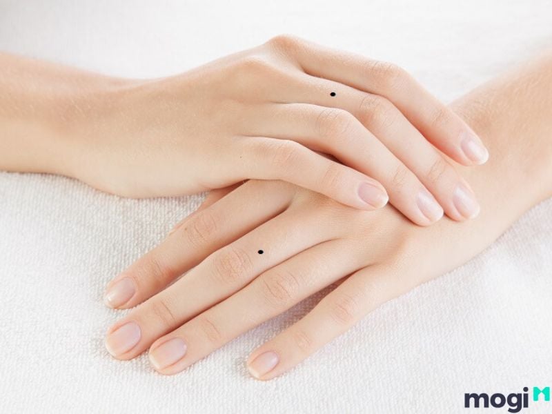 Nốt ruồi ngón tay giữa là gì
