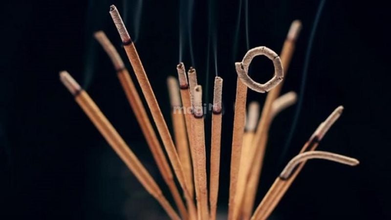 Tàn nhang cong là điềm gì? Giải mã theo quan niệm dân gian 4 Hương cong, hương thẳng, không bằng "tâm hương"