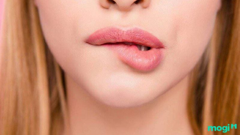 Giải mã hiện tượng môi trên bị giật