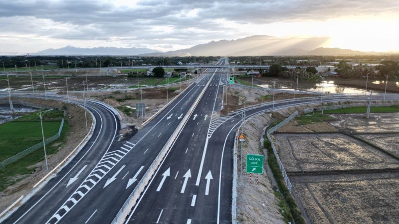 Cao tốc Cam Lâm - Vĩnh Hảo hỗ trợ phân khúc đất nền ven biển và nhà phố trung tâm. 