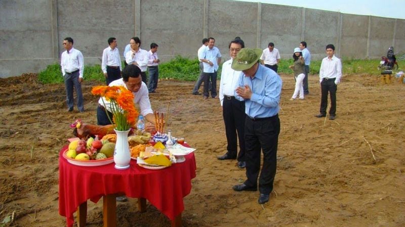 Giữ thân thể và trang phục chỉnh tề khi làm lễ