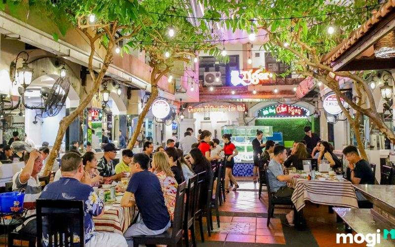 Một trong những điều kiêng kỵ trong 49 ngày có tang đó là hạn chế tham gia những nơi ồn ào, dự tiệc.