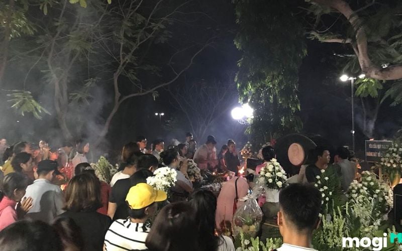 Kiêng viếng mộ vào nửa đêm