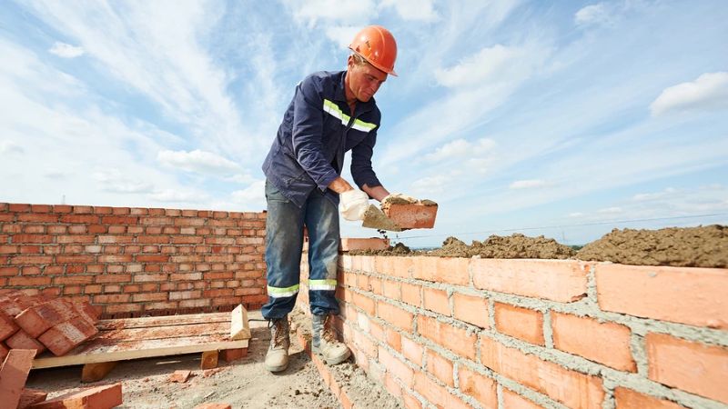 Ngày tốt động thổ xây nhà năm 2026? Danh sách chi tiết từng tháng 2 Gia chủ cần xem tuổi xây nhà trước khi chọn ngày tốt động thổ 2026 (Nguồn: Báo Pháp Luật Online)