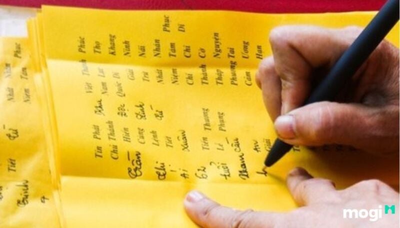 Sớ được viết bằng giấy nhằm mục đích cho người đi cầu nguyện trình bày ước muốn, nguyện vọng với bề trên