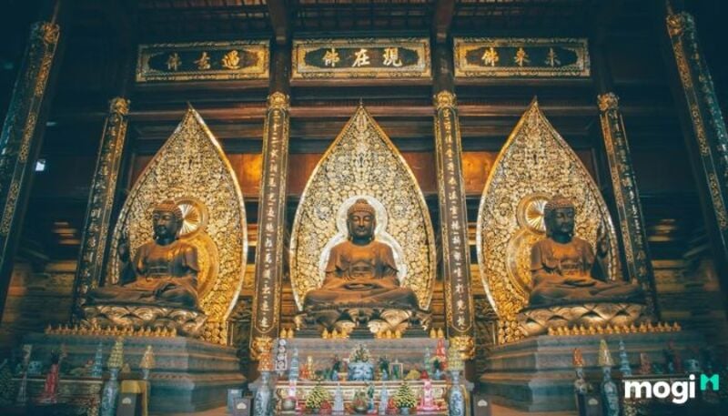 Không gian thờ cúng trang nghiêm ở chùa chiền