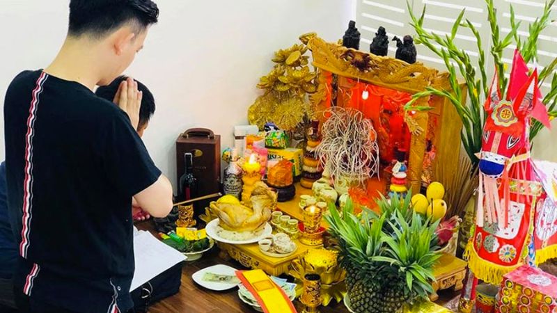 Chọn ngày tốt nhập trạch tháng 12 năm 2026 rước tài lộc, may mắn 6 Gia chủ hoặc người đại diện thắp nhang và đọc văn khấn nhập trạch