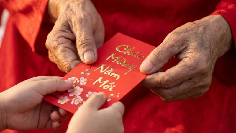 Tuổi Xông Đất 2026: Bảng Tra Cứu Tuổi Tốt Tuổi Kỵ Chi Tiết 9 Người đến xông đất nên mang theo lì xì hoặc quà tặng gia chủ tượng trưng cho may mắn (Nguồn: Tạp chí Thương Gia)