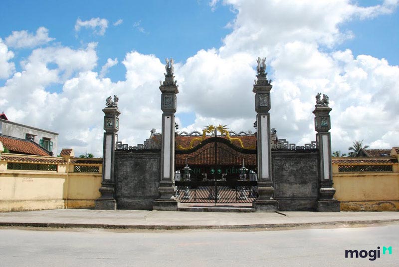 Tam quan môn tứ trụ rất độc đáo