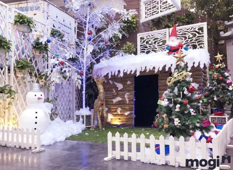 Trang trí Noel cho lớp học bằng hàng rào mẫu 2